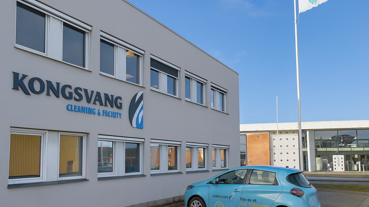 Kongsvang Cleaning & Facility A/S hovedkontor med firmabil foran bygningen