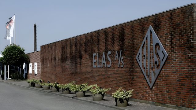 ELAS A/S hovedkontor i Danmark med logo på murstensvæg, symbol på dansk produktion og innovation.