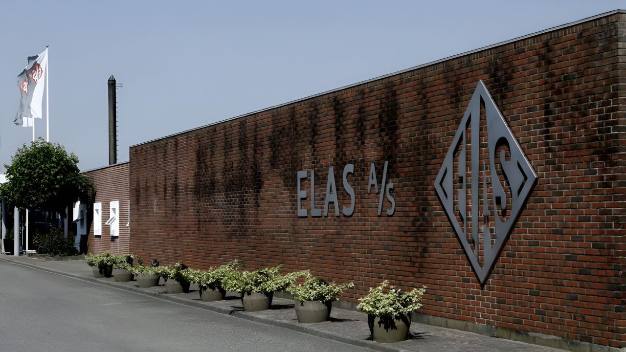 ELAS A/S hovedkontor i Danmark med logo på murstensvæg, symbol på dansk produktion og innovation.