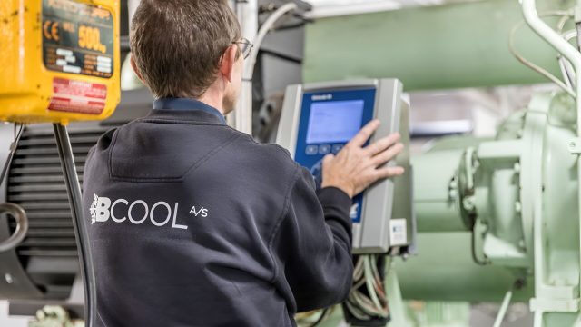 BCOOL A/S tekniker arbejder med køleanlæg og styringssystem som del af AI-automatisering af tilbudsprocesser udviklet af WeZimplify.